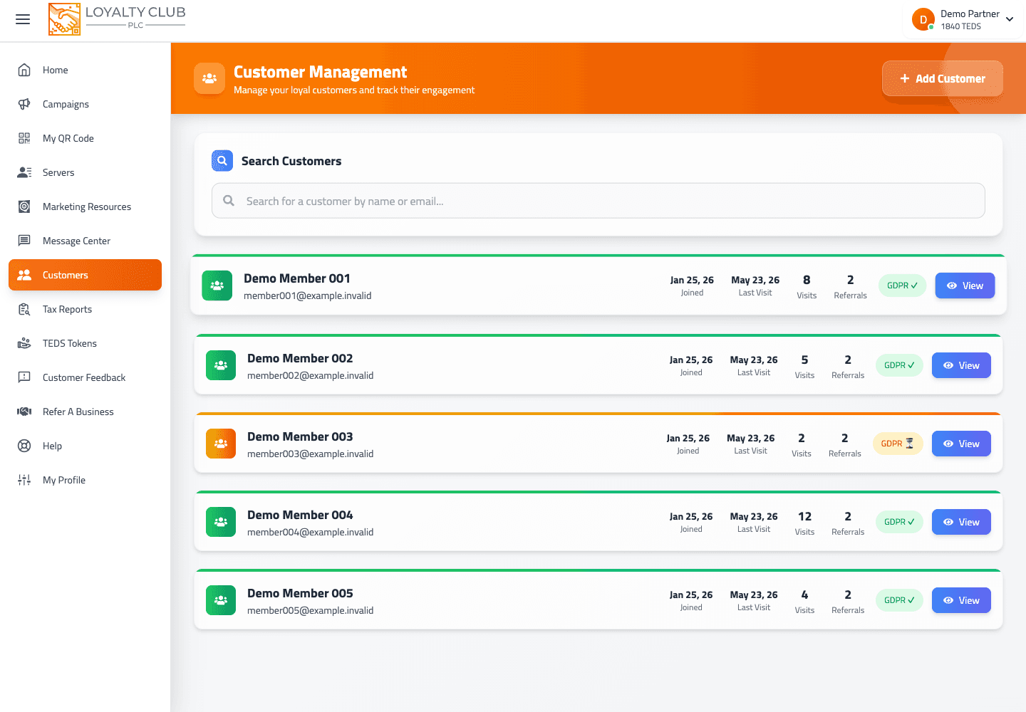 Partner Portal customer directory showing member rows, campaign status and quick filters.